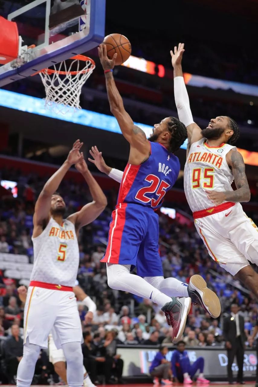 莱万多夫斯基重要时刻败北，老鹰带队取胜！赛场气氛高涨的简单介绍